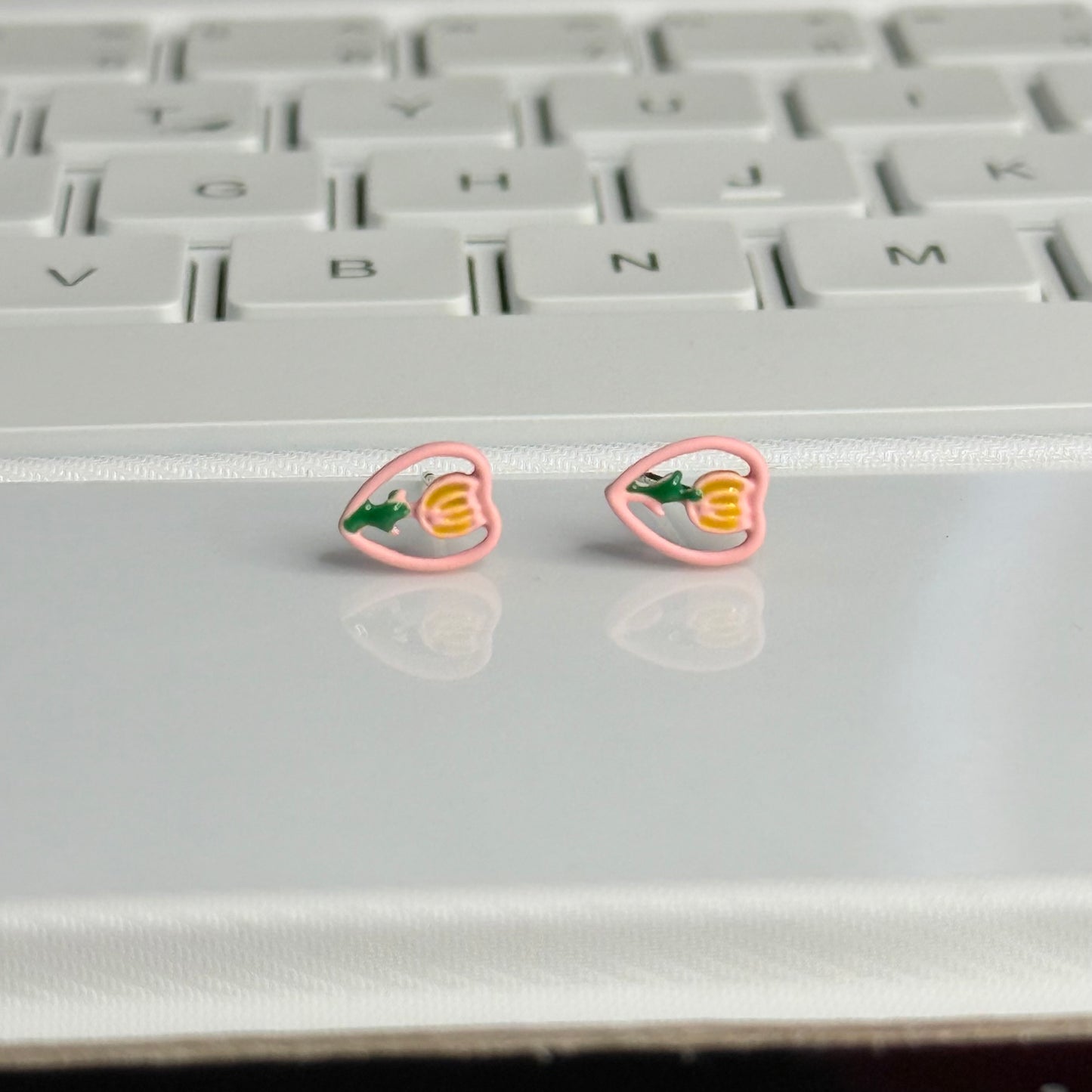 Tulip in hearts studs